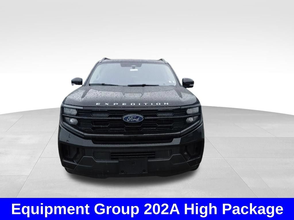 Used 2025 Ford Expedition Active AWD/4WD image 3