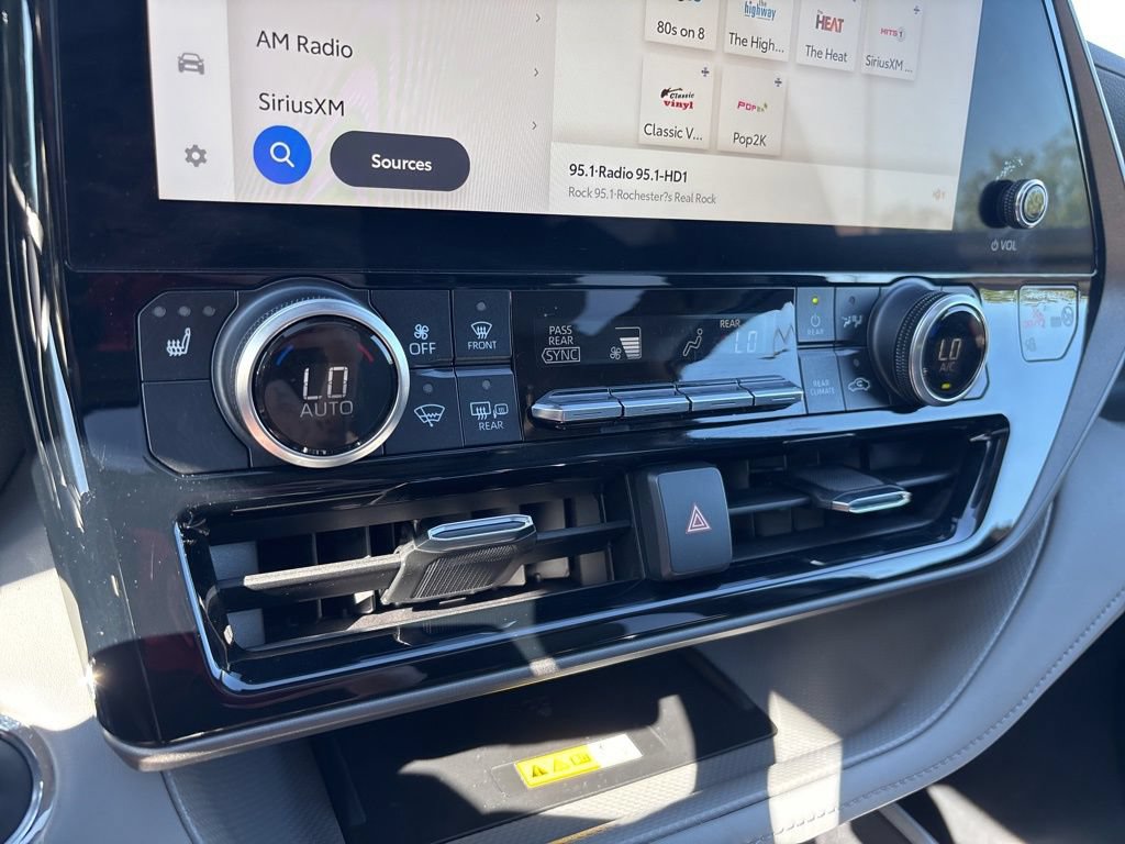 Used 2023 Toyota Highlander XLE AWD/4WD image 33