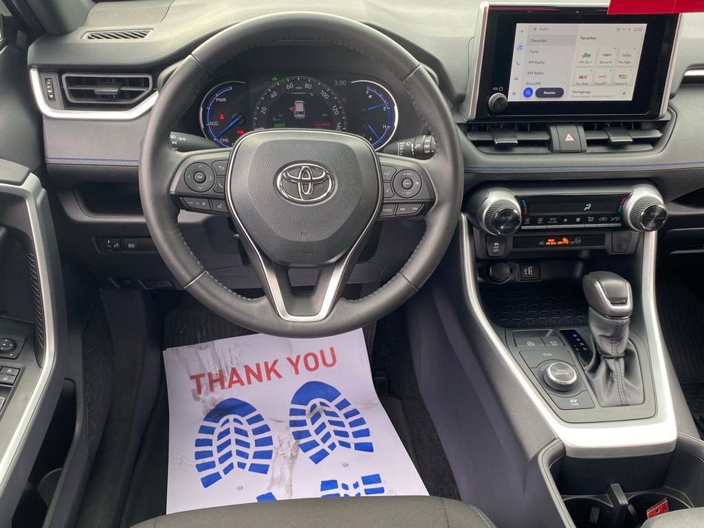 Used 2025 Toyota RAV4 SE image 9