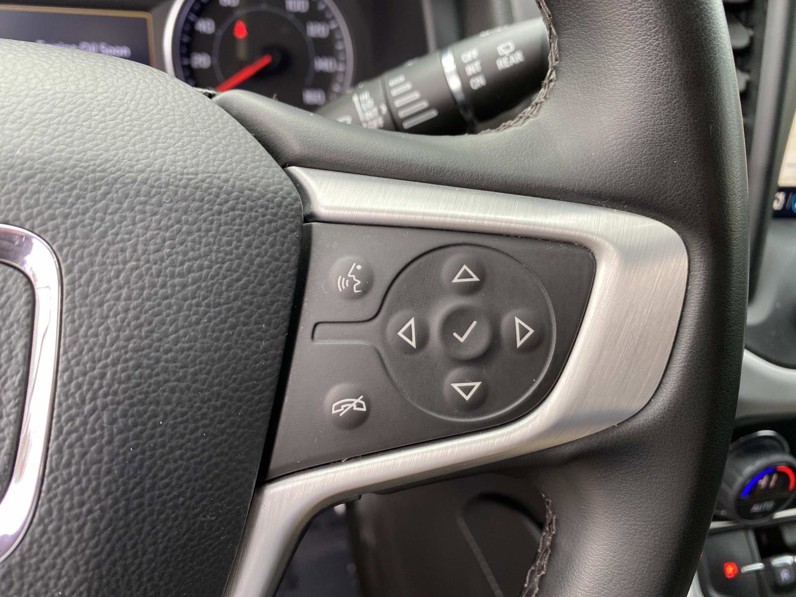 Used 2023 GMC Acadia SLT image 17