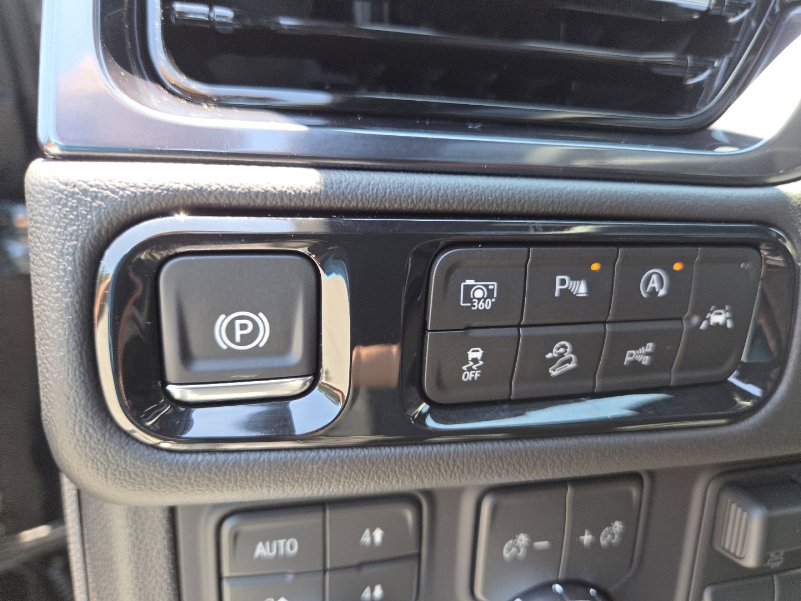 New 2026 GMC Yukon XL AT4 w/ AT4 Premium Plus Package AWD/4WD image 14