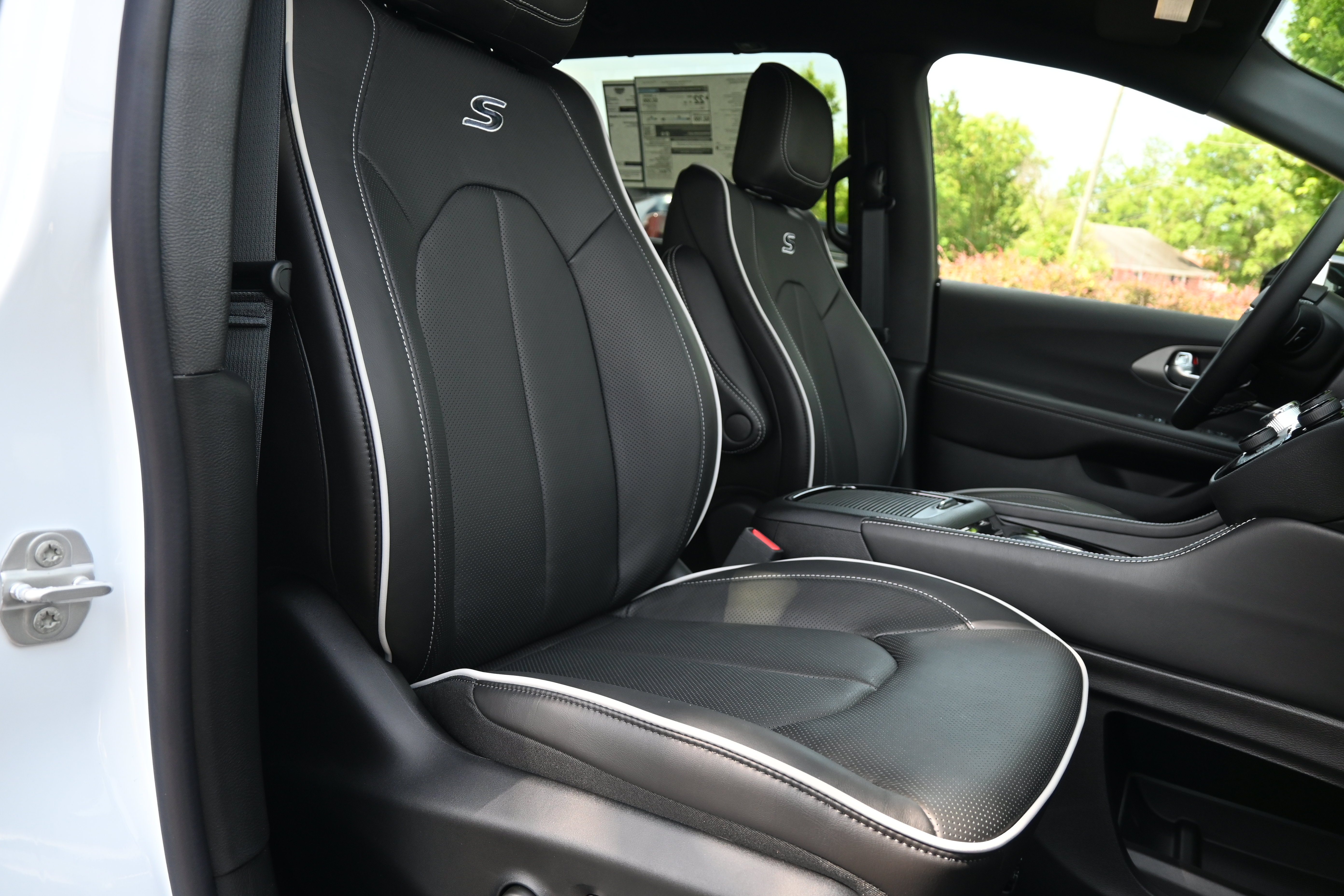 New 2027 Chrysler Pacifica Limited FWD image 35