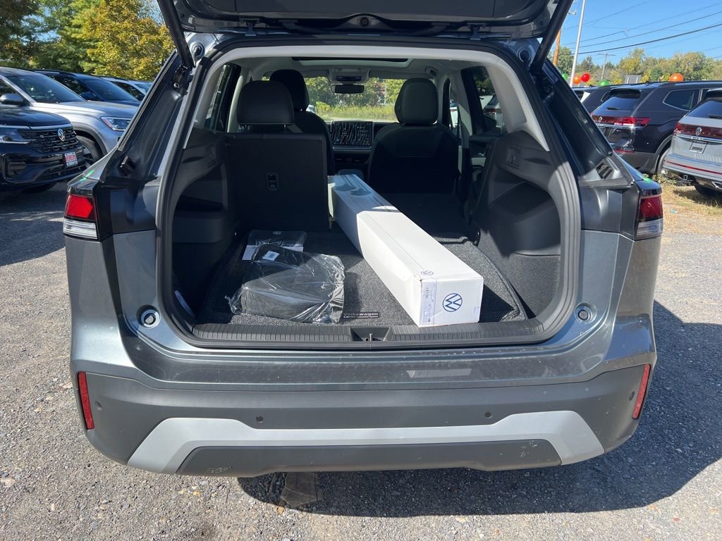 New 2025 Volkswagen Tiguan SE image 12