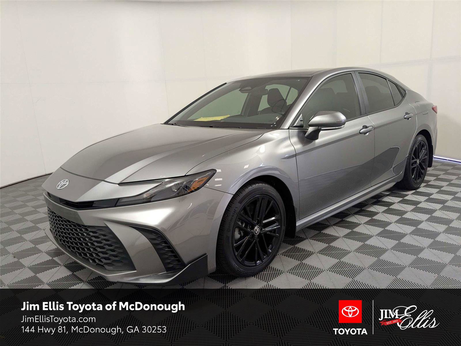 Used 2025 Toyota Camry SE FWD image 1