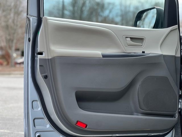 Used 2017 Toyota Sienna L FWD image 10