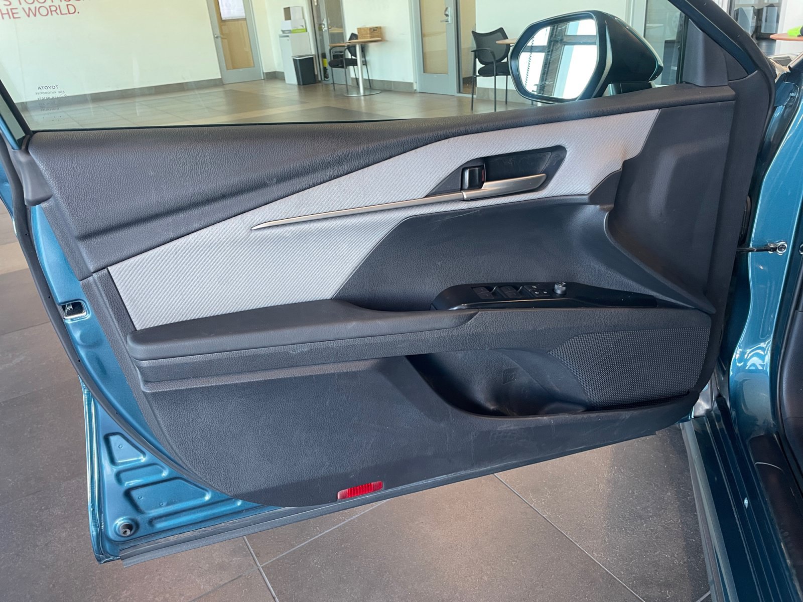 Used 2025 Toyota Camry SE w/ Convenience Package FWD image 13
