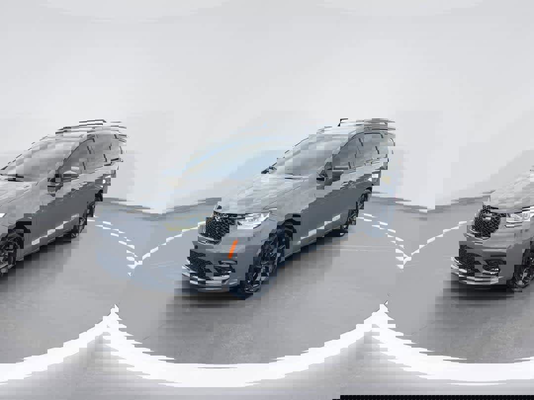 Used 2022 Chrysler Pacifica Touring-L w/ Uconnect Theater Family Group image 4