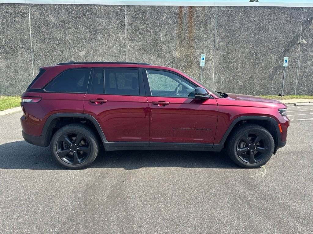 Used 2023 Jeep Grand Cherokee Altitude AWD/4WD image 8