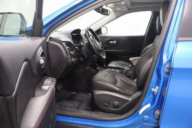 Used 2020 Jeep Cherokee Trailhawk image 11