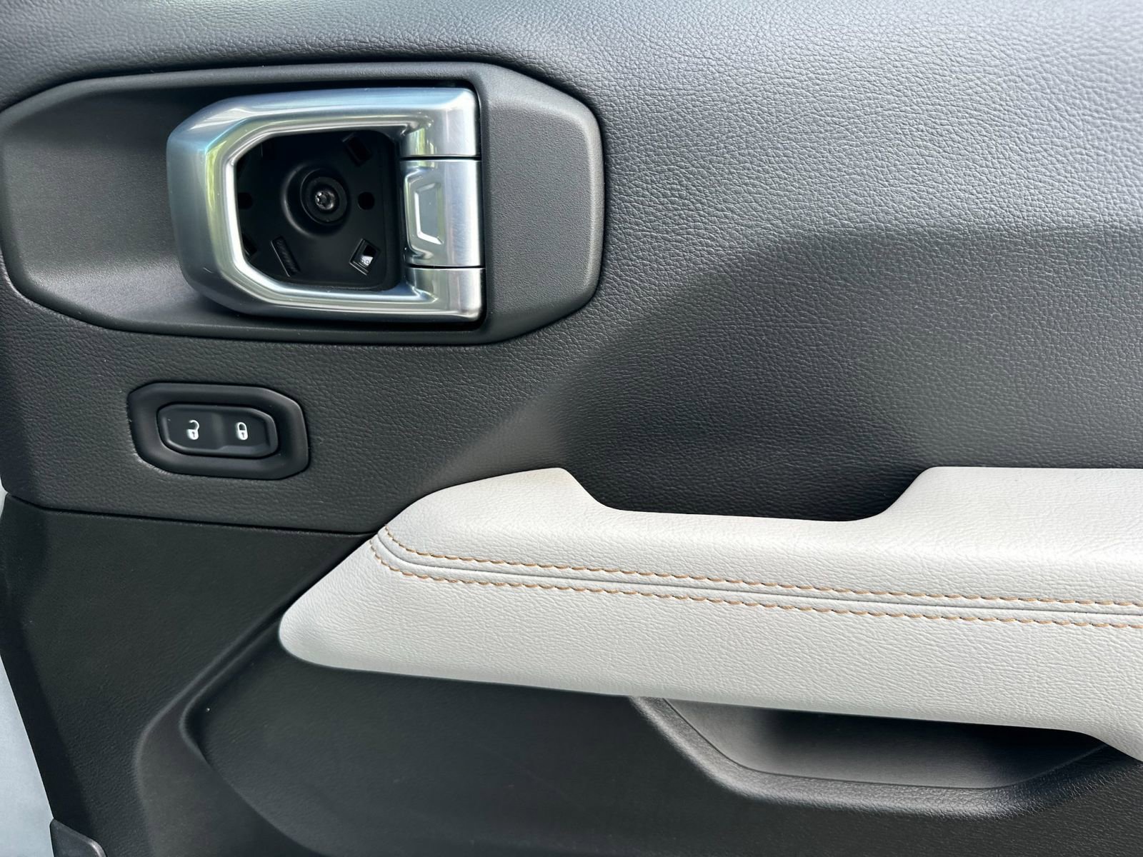 Used 2022 Jeep Wrangler Unlimited Sahara image 19