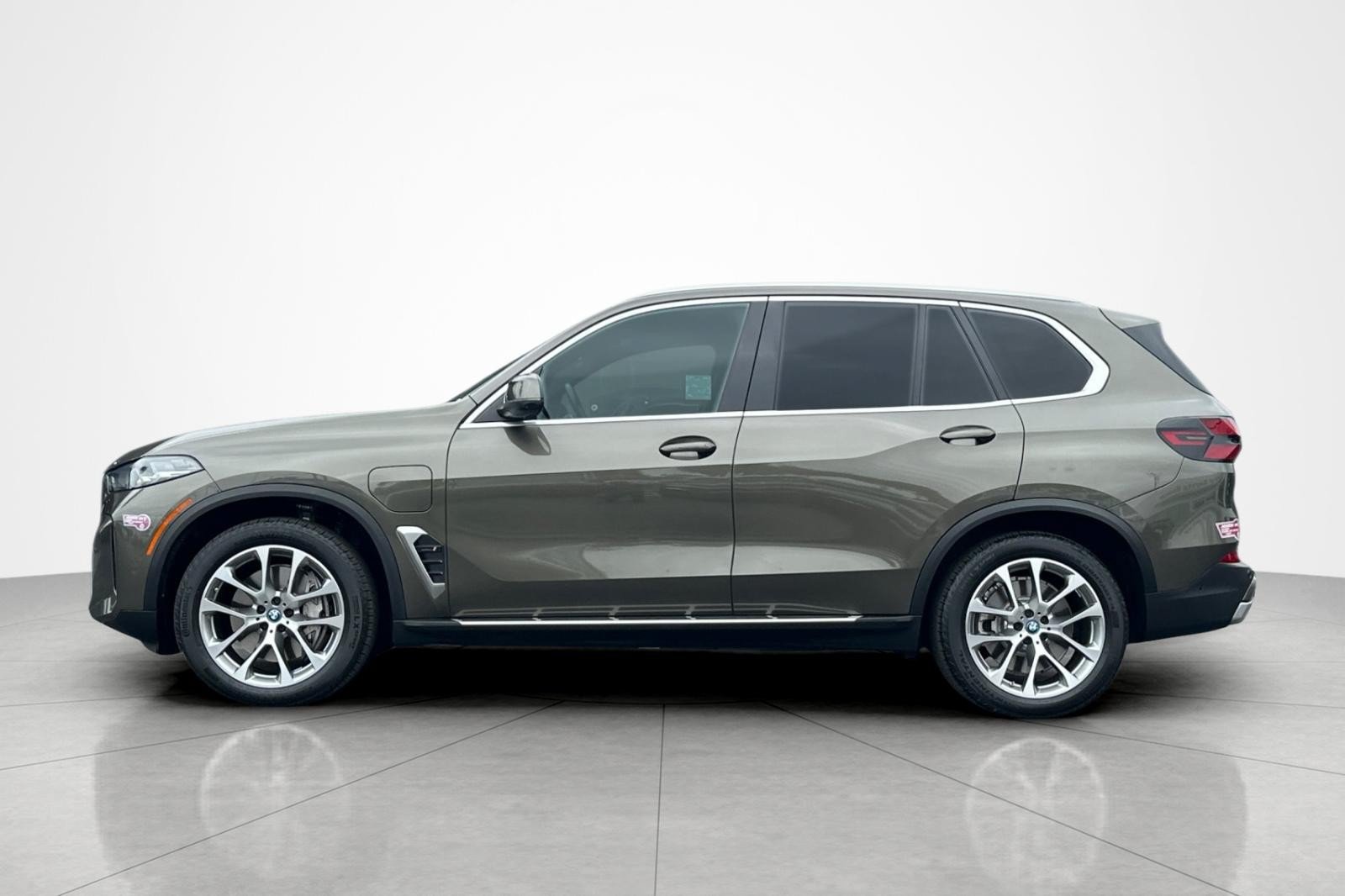 Used 2024 BMW X5 xDrive50e w/ Parking Assistance Package AWD/4WD image 2