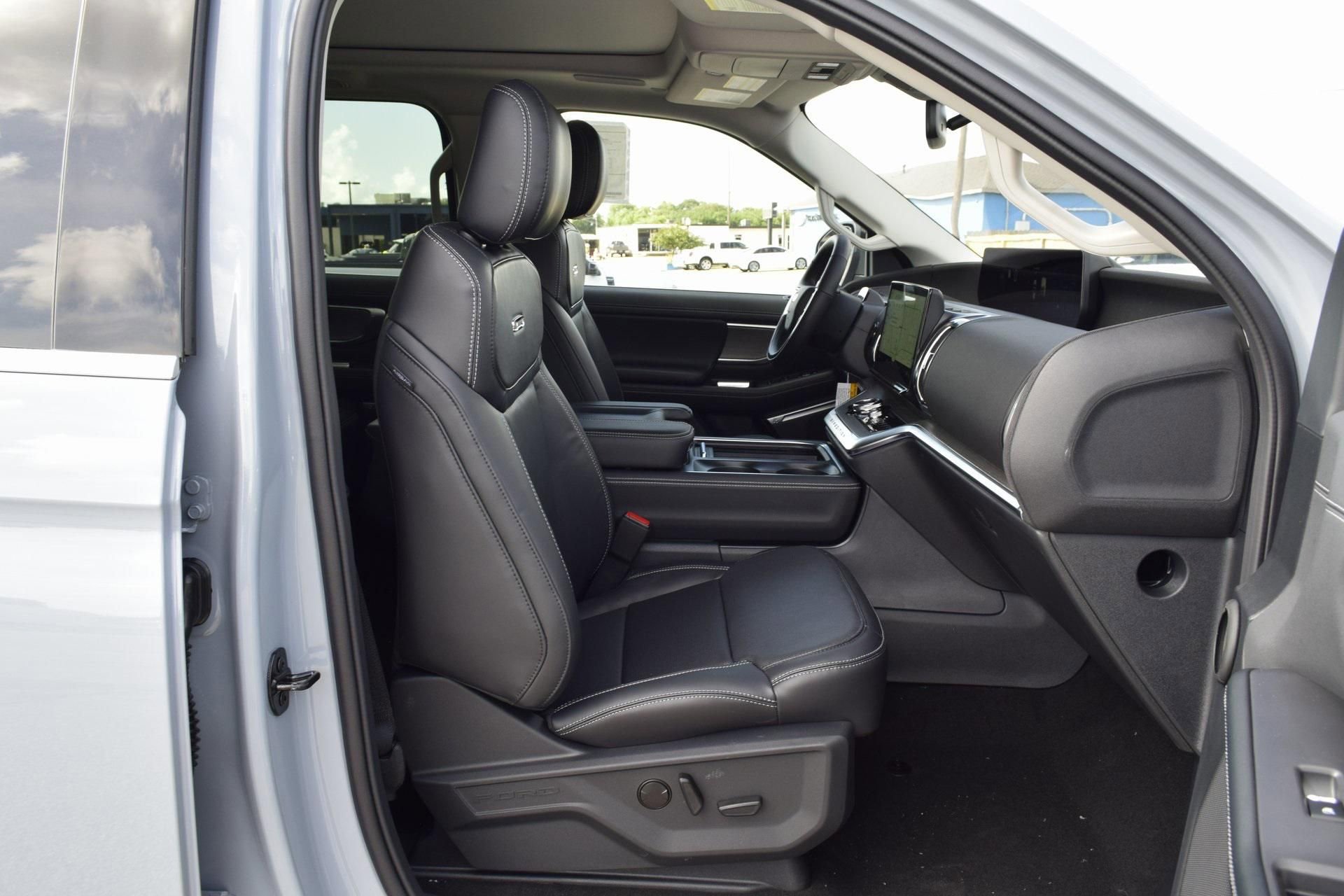 New 2025 Ford Expedition Platinum w/ Driver's Package image 25