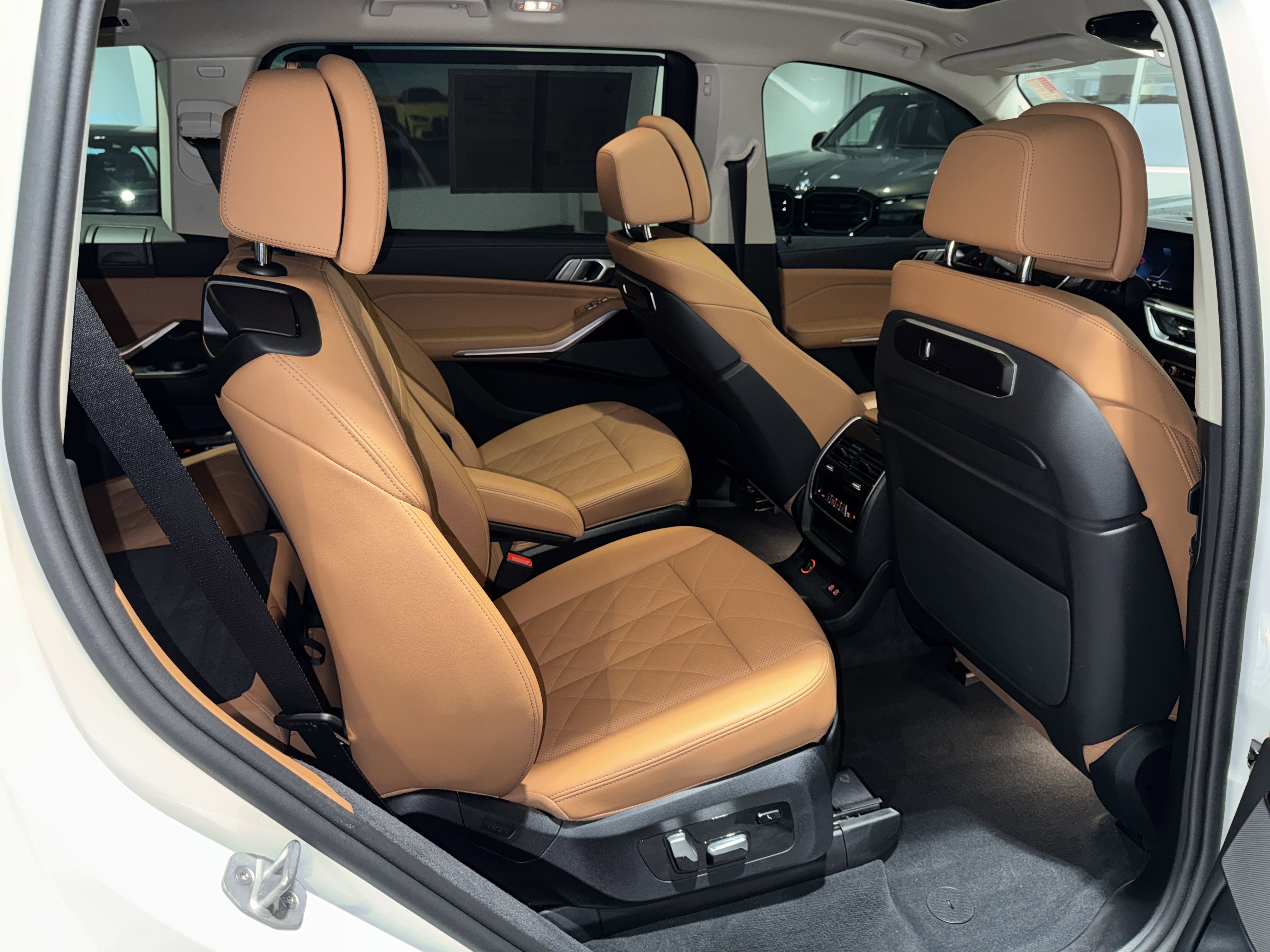 Certified 2025 BMW X7 xDrive40i w/ Premium Package image 12