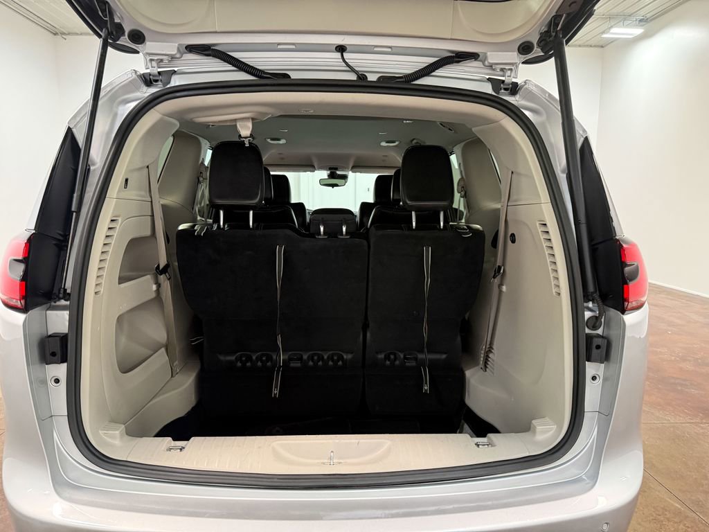 Used 2024 Chrysler Pacifica Touring-L image 76