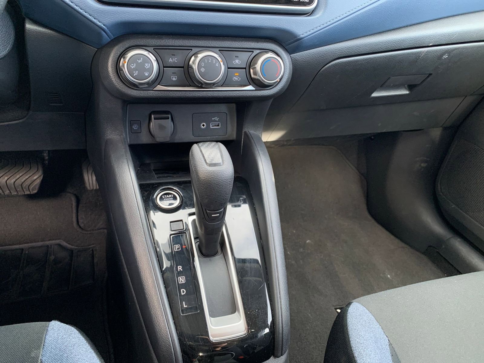 Used 2025 Nissan Versa SV w/ Trunk Package image 39