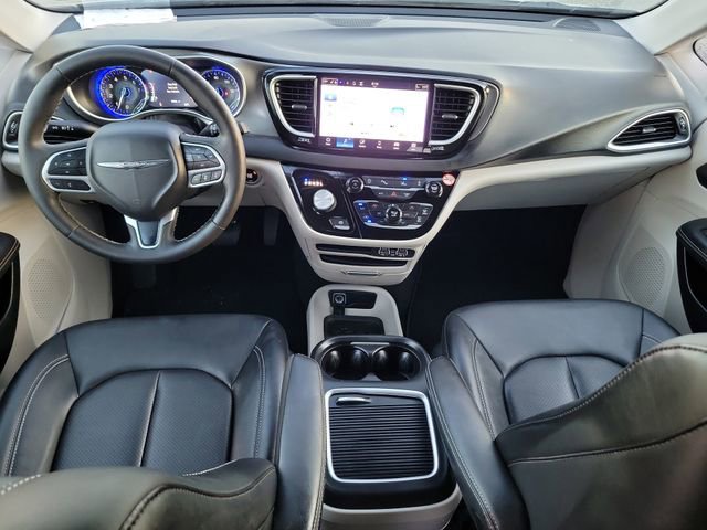 Used 2024 Chrysler Pacifica Touring-L image 14