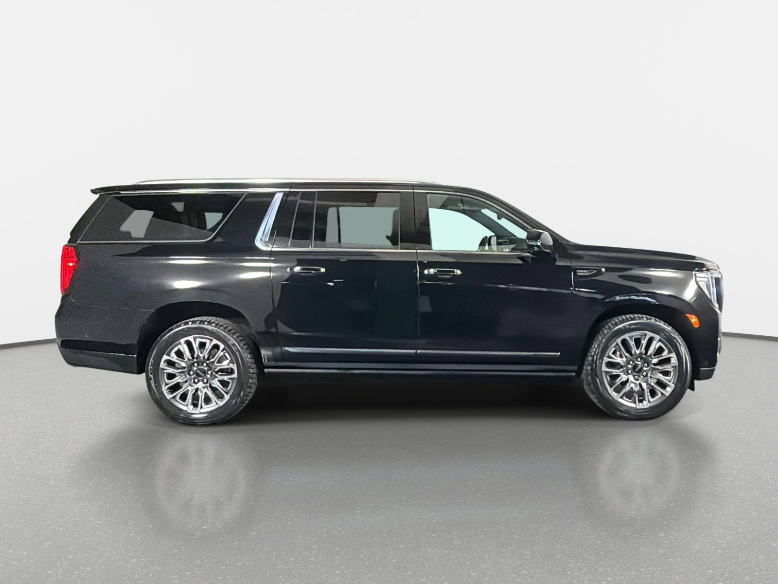 Used 2024 GMC Yukon XL Denali Ultimate AWD/4WD image 2