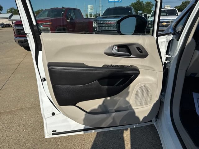 Used 2024 Chrysler Pacifica Touring-L FWD image 13