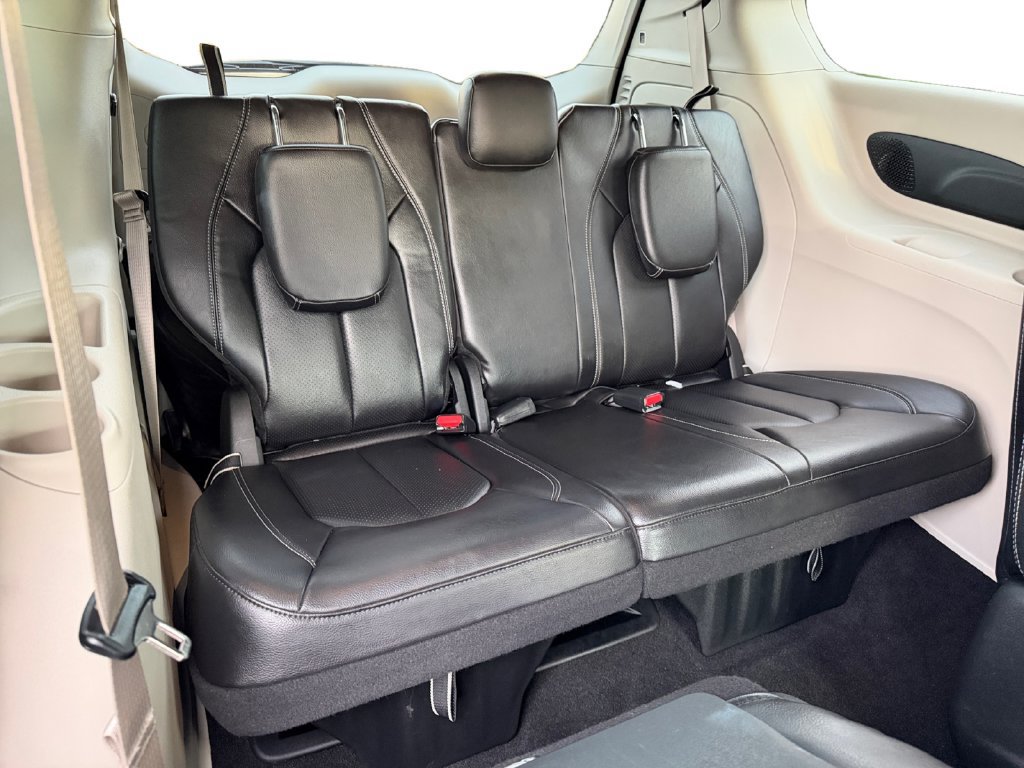 Used 2022 Chrysler Pacifica Touring-L w/ Uconnect Theater Family Group FWD image 10