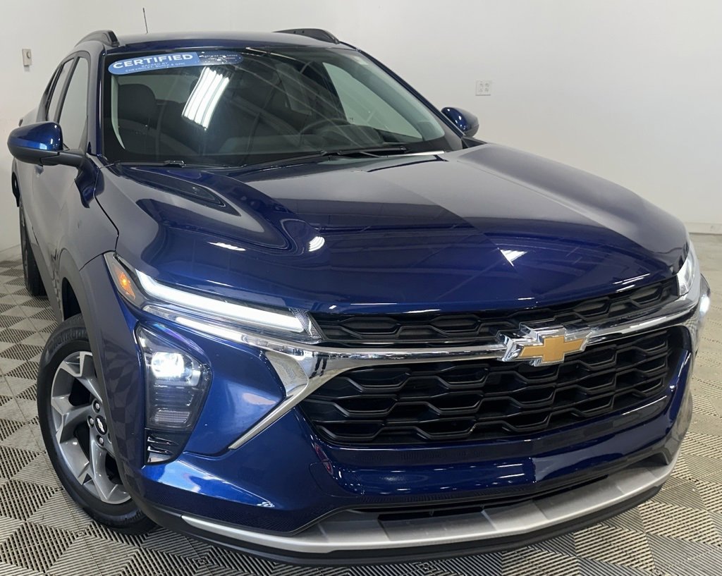 Used 2024 Chevrolet Trax LT w/ Driver Confidence Package image 3