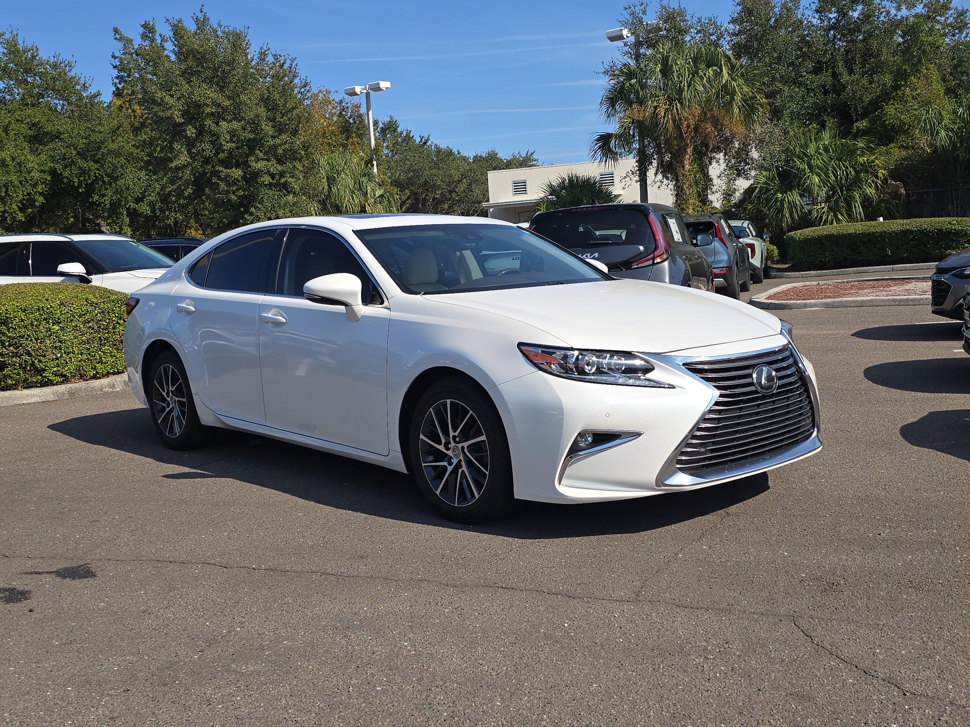 Used 2017 Lexus ES 350 image 2