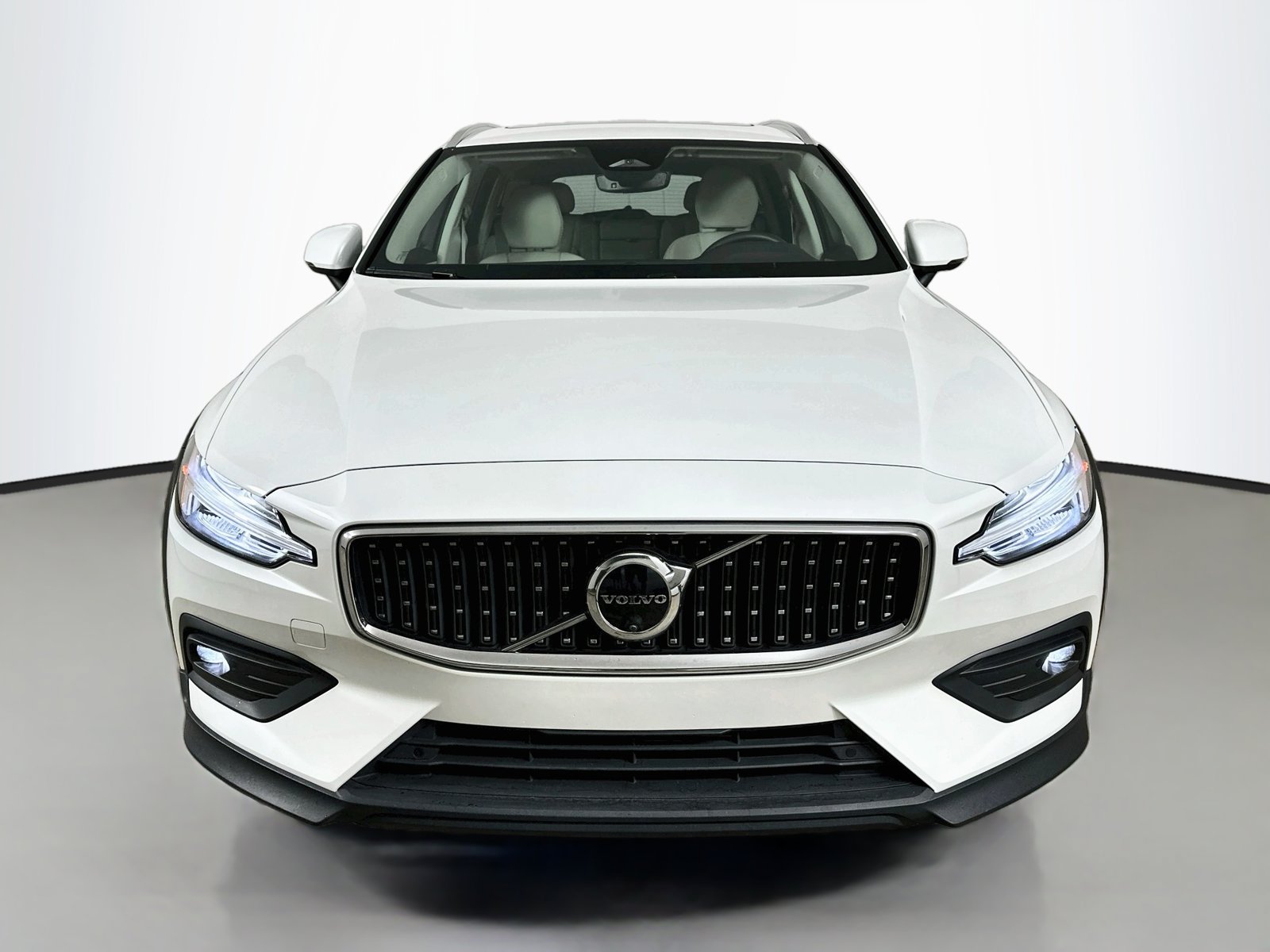 Certified 2025 Volvo V60 B5 Cross Country Plus AWD/4WD image 2
