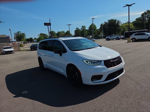 Used 2025 Chrysler Pacifica Limited FWD image 4