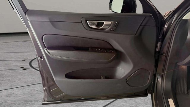 Used 2025 Volvo XC60 B5 Plus image 19