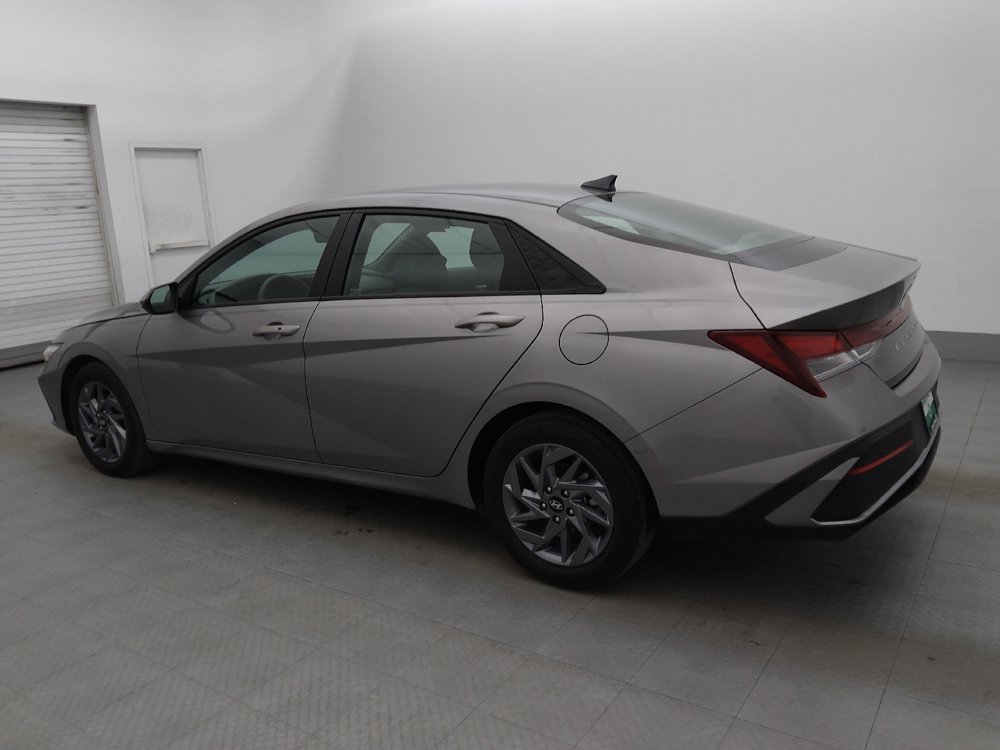 Used 2024 Hyundai Elantra SEL image 3