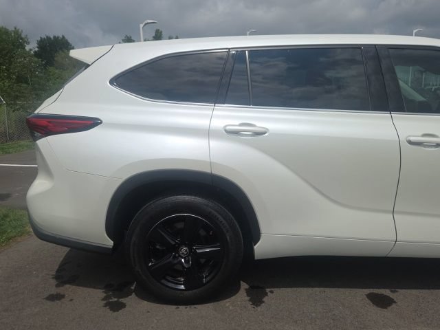 Used 2021 Toyota Highlander L FWD image 7