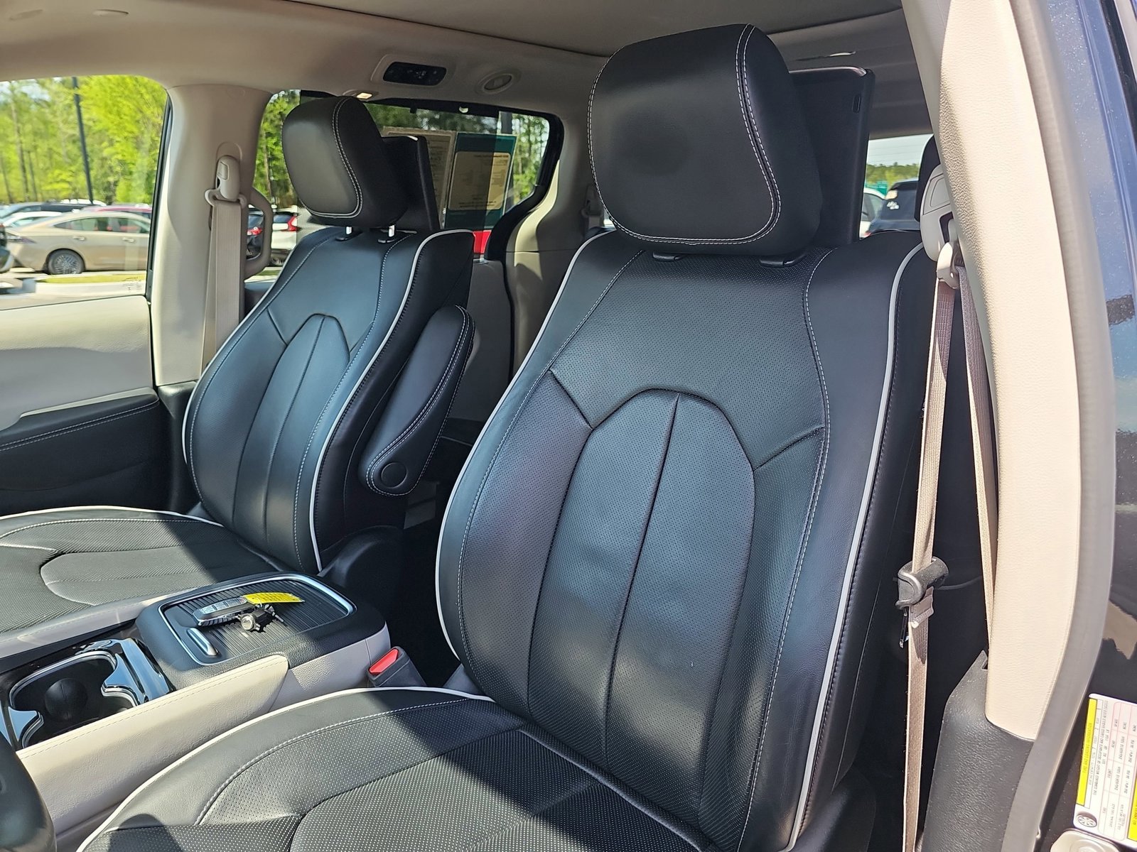 Used 2023 Chrysler Pacifica Limited w/ Uconnect Theater Family Group image 17