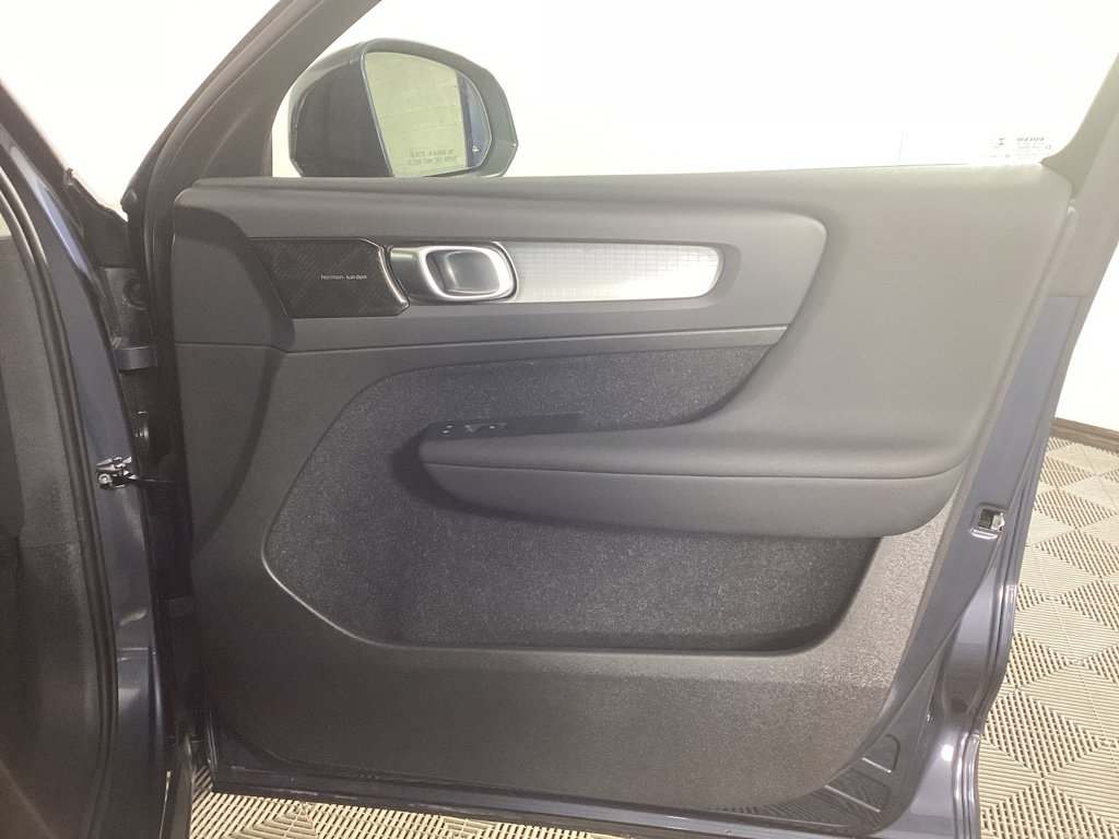 Used 2021 Volvo XC40 T5 Momentum w/ Premium Package image 8