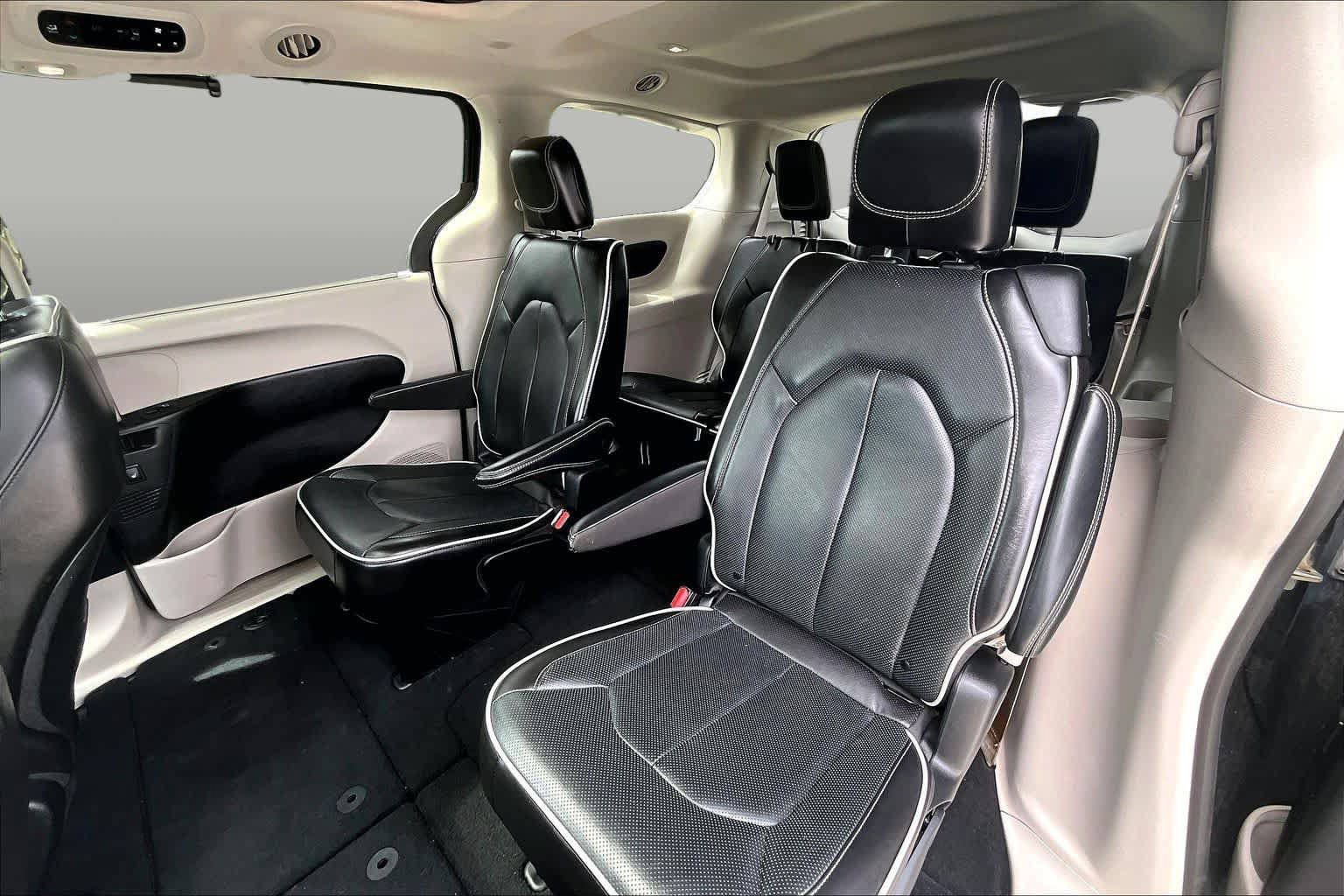 Used 2023 Chrysler Pacifica Limited FWD image 19