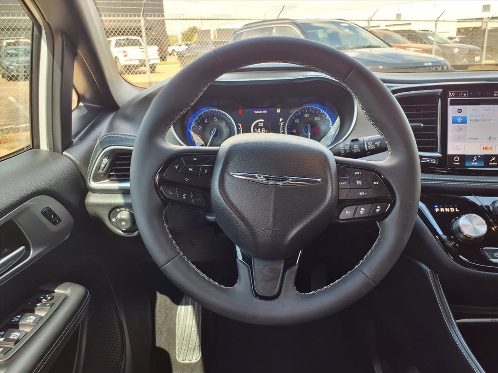 Used 2024 Chrysler Pacifica Limited w/ S Appearance Package image 15