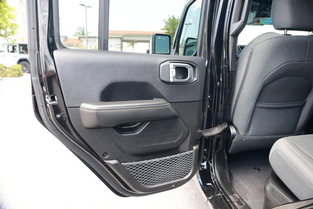 Used 2025 Jeep Wrangler Unlimited Sahara w/ Safety Group AWD/4WD image 36