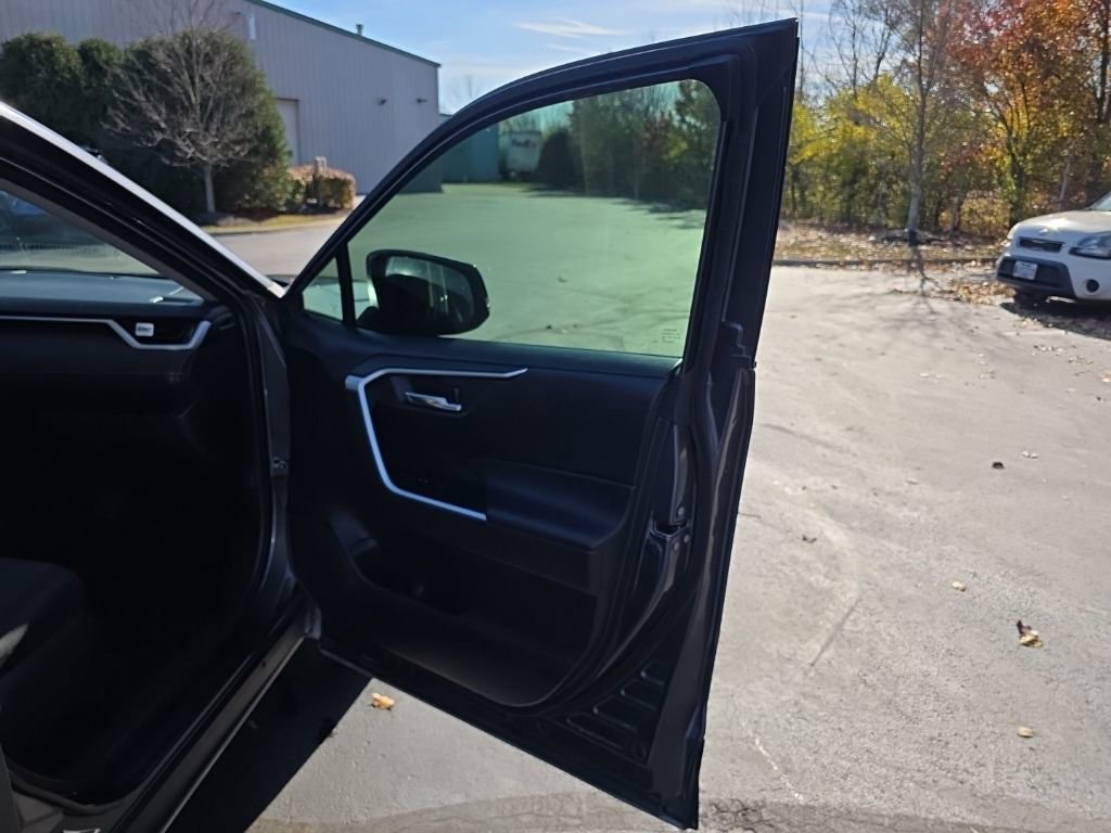 Used 2021 Toyota RAV4 XLE image 40