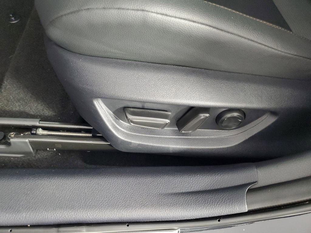 Used 2025 Toyota Camry XLE image 30