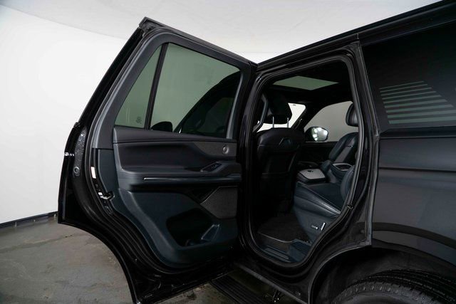 Used 2025 Lincoln Navigator Reserve w/ Jet Appearance Package image 12