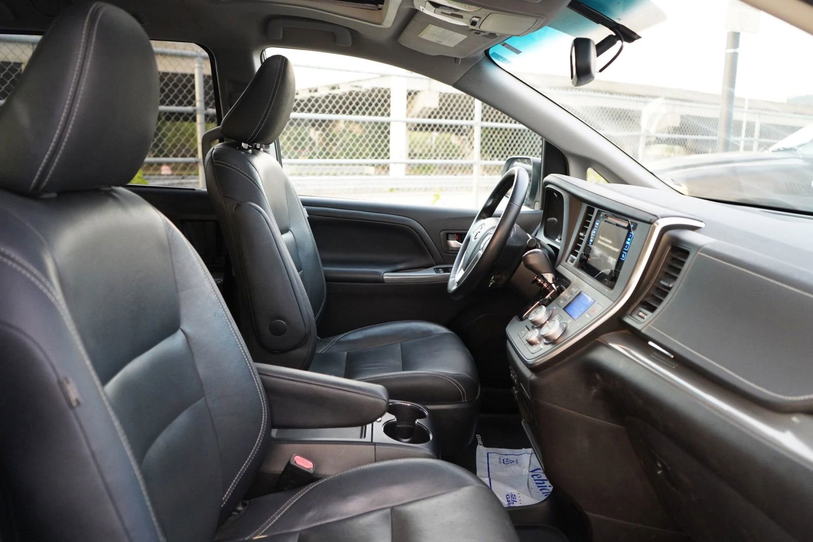 Used 2015 Toyota Sienna SE Premium image 25