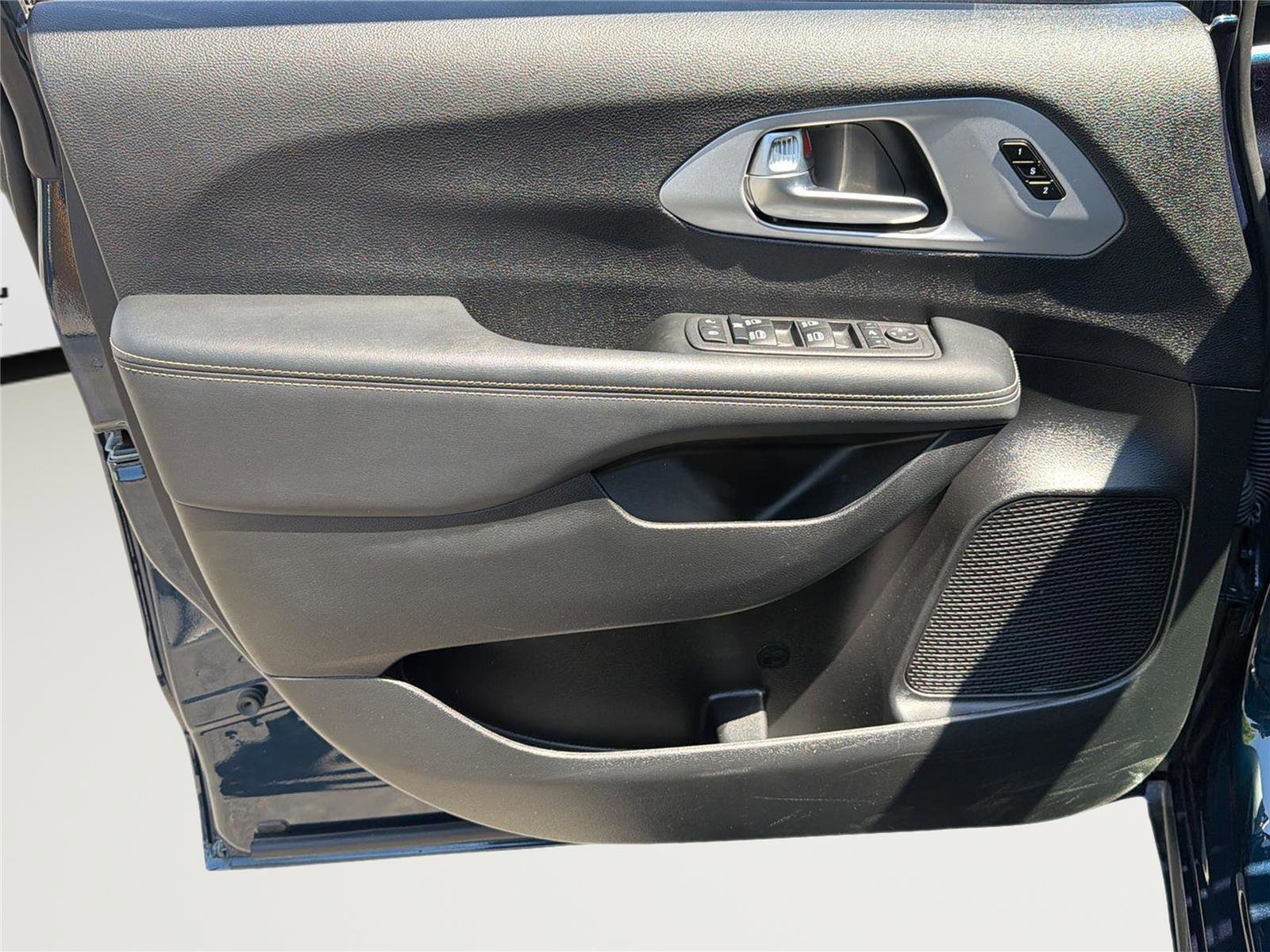 Used 2025 Chrysler Pacifica Limited FWD image 9
