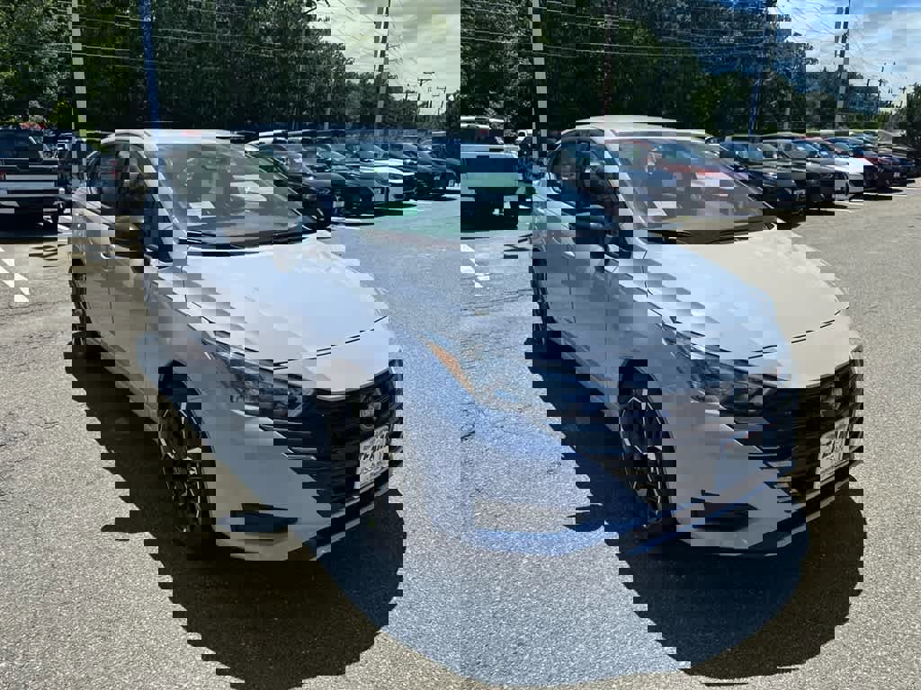 New 2025 Nissan Versa SR w/ Trunk Package