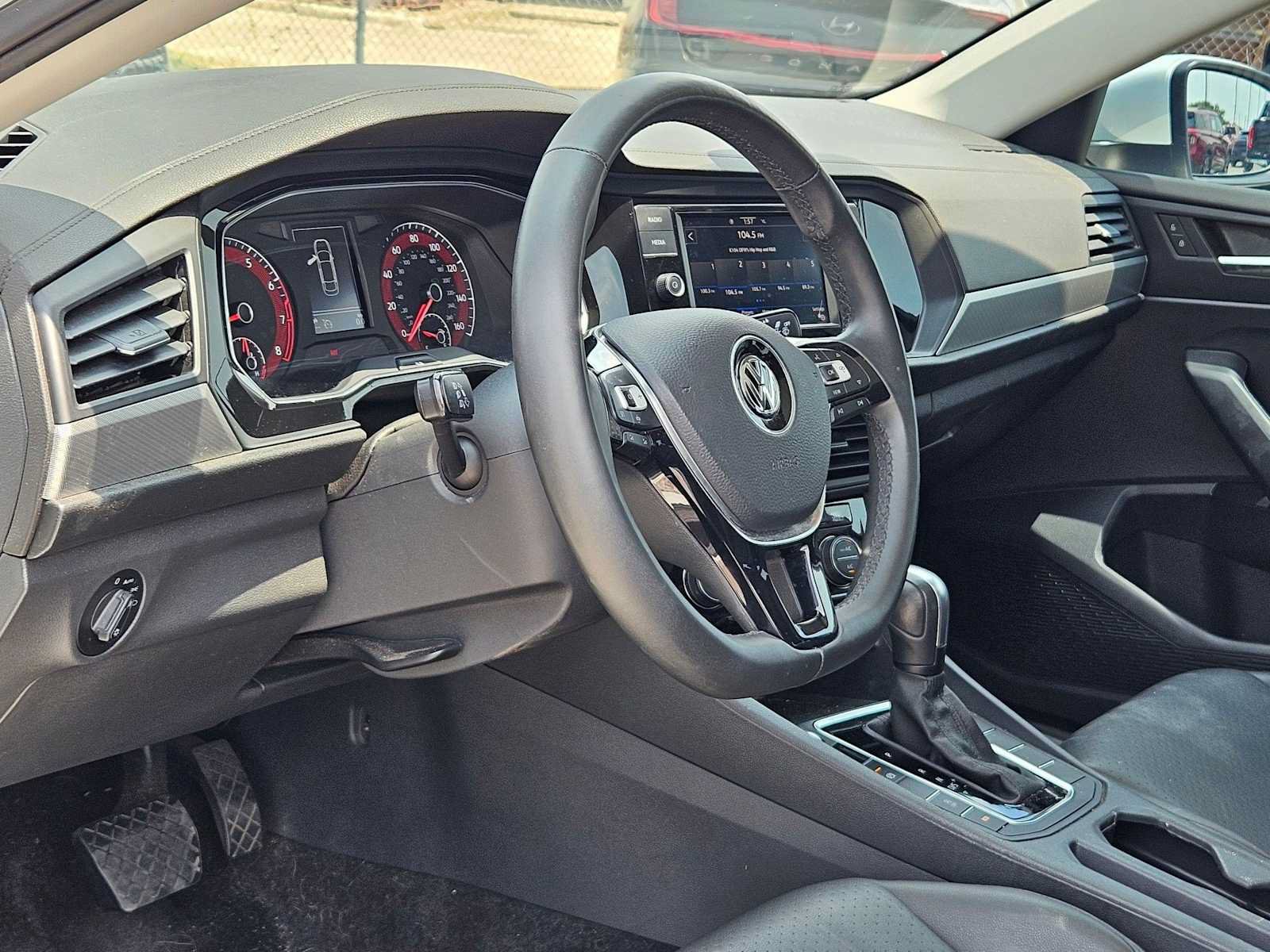 Used 2020 Volkswagen Jetta SE w/ SE Cold Weather Package FWD image 2