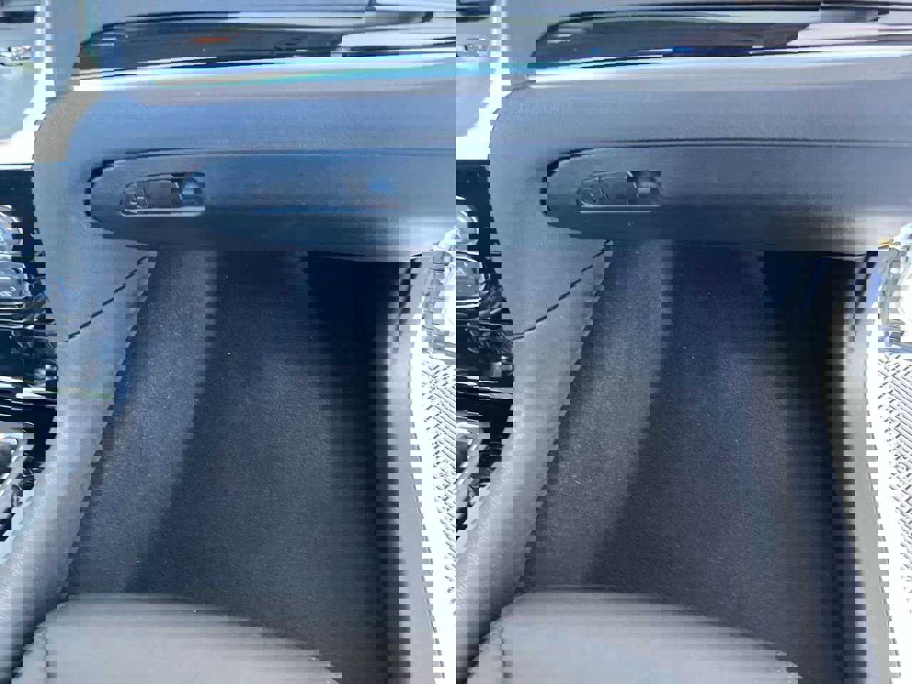 Used 2023 Chrysler 300 Touring w/ Sport Appearance Package image 31