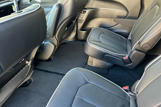 New 2026 Chrysler Pacifica Limited w/ S Appearance Package image 9