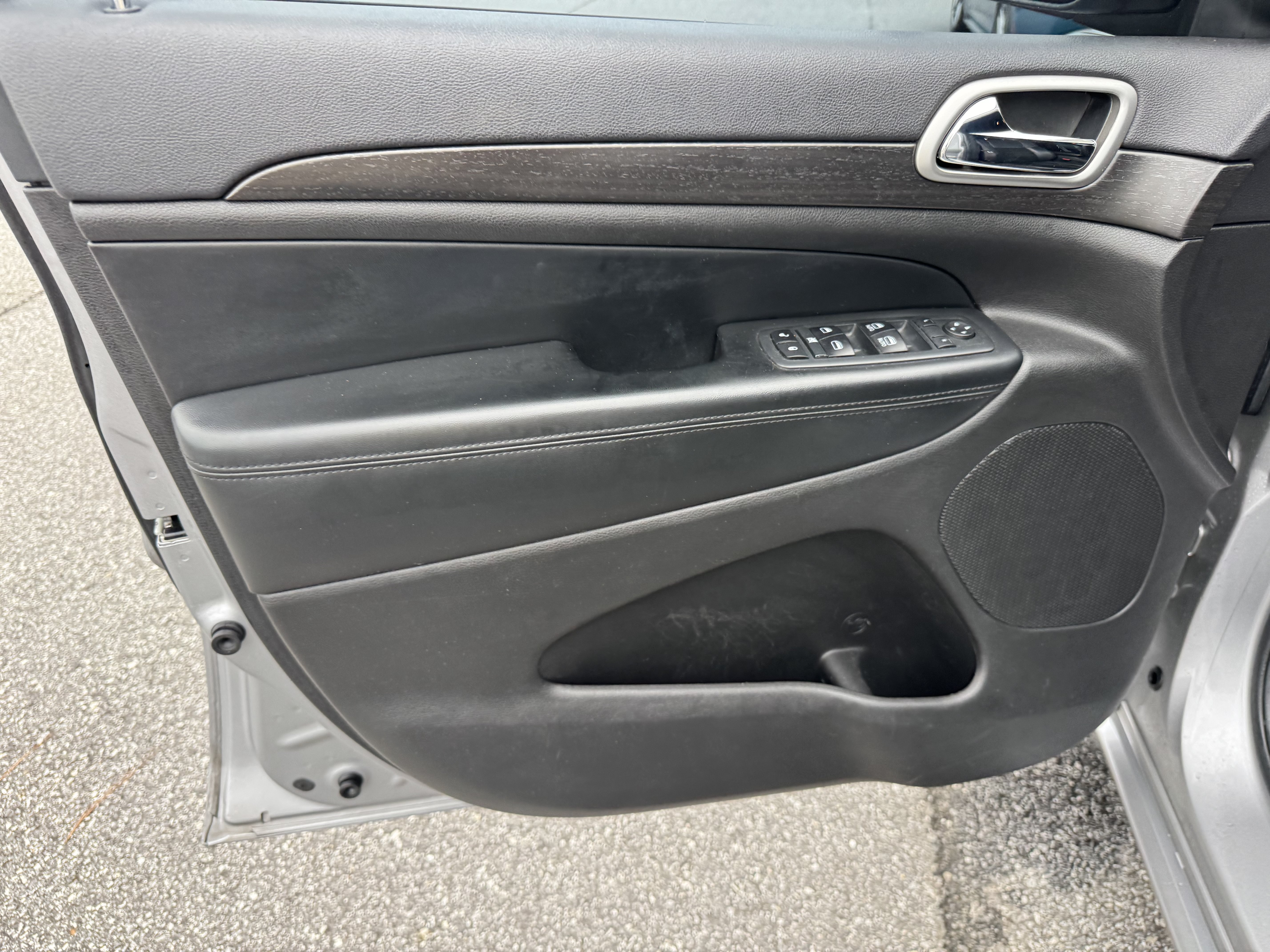Used 2017 Jeep Grand Cherokee Altitude RWD image 5
