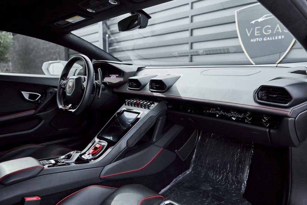 Used 2020 Lamborghini Huracan EVO image 39