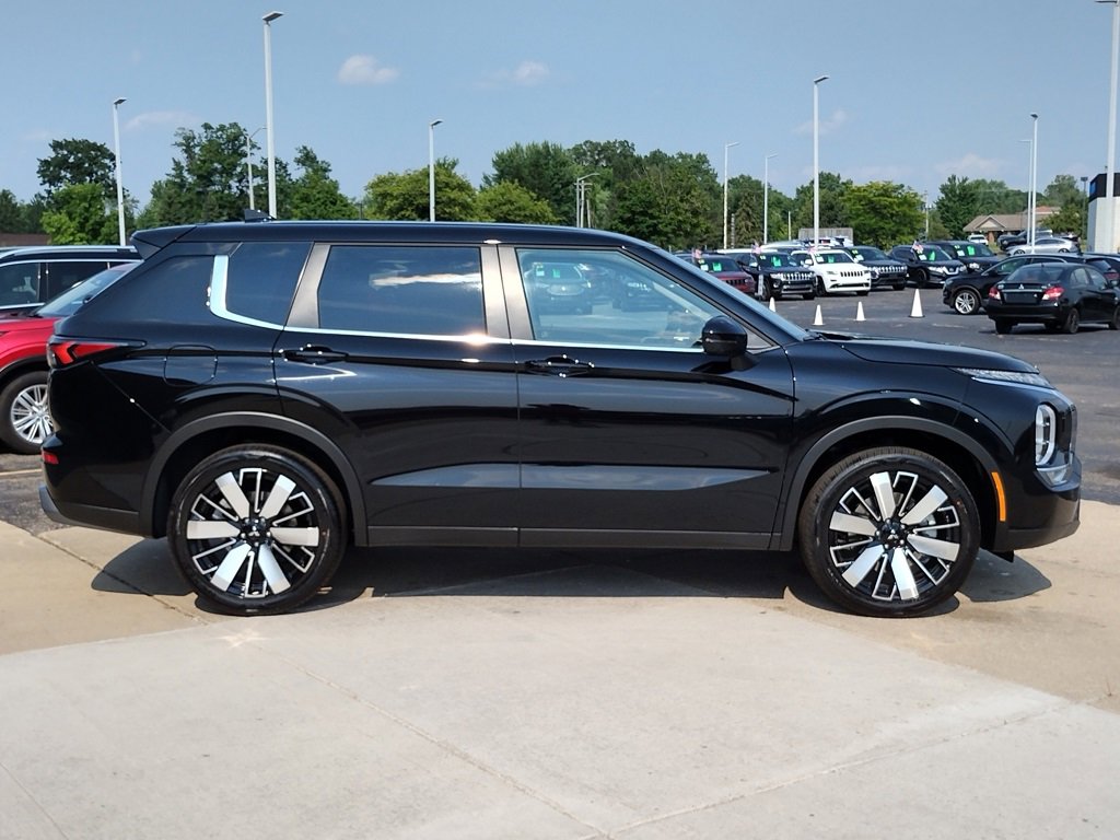 New 2025 Mitsubishi Outlander SE image 14
