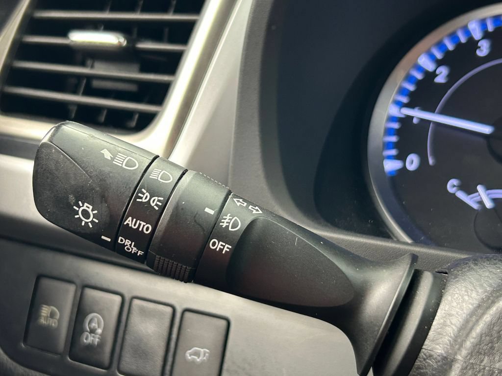 Used 2019 Toyota Highlander Plus FWD image 30