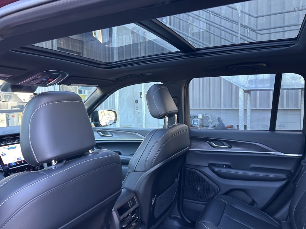 New 2025 Jeep Grand Cherokee Limited w/ Black Appearance Package image 33