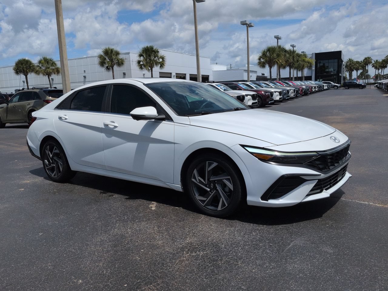 Used 2024 Hyundai Elantra Limited FWD image 2